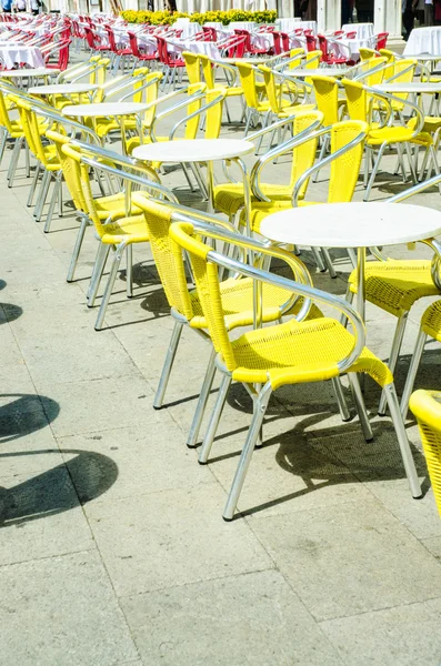 Mesas vacías de café callejero —  Fotos de Stock