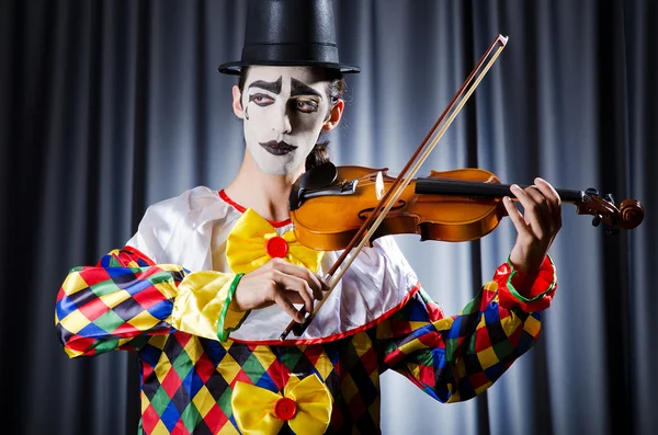 Клоун грає на скрипці — стокове фото