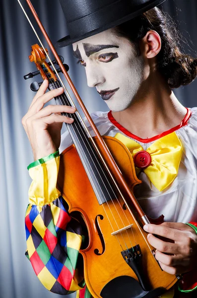 Clown spielt auf der Geige — Stockfoto