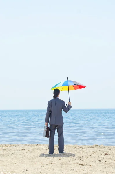 Plaj şemsiyesi olan adam — Stok fotoğraf