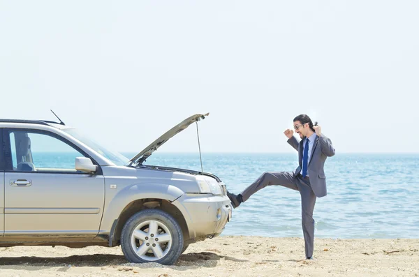 Man met de auto op zee — Stockfoto