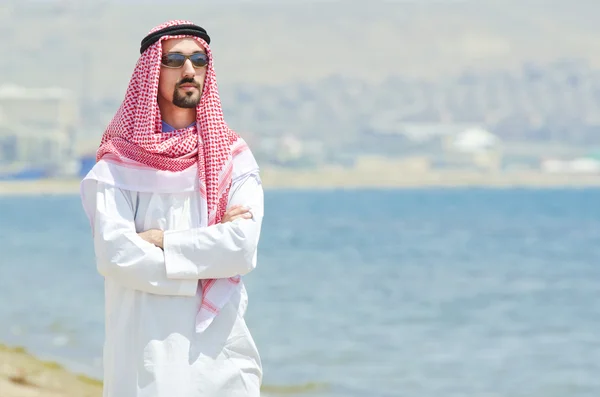 Arab on seaside in traditional clothing — Stock Photo, Image