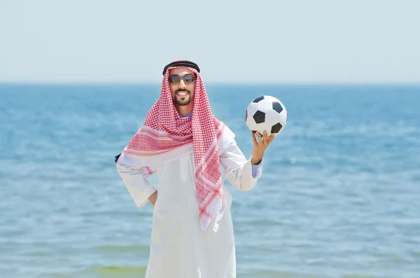 Arab s fotbal u moře — Stock fotografie