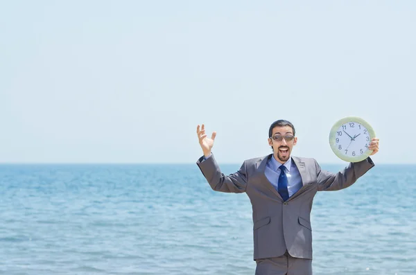 Mann mit Uhr am Meer — Stockfoto