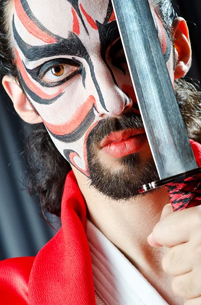 Adam yüz maskesi ve kılıç — Stok fotoğraf