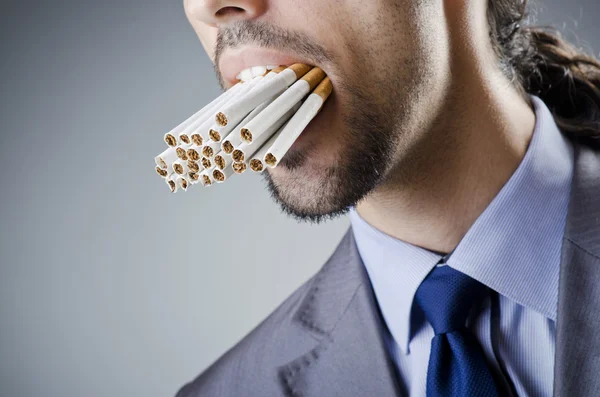Анти-куріння концепції з людиною — стокове фото