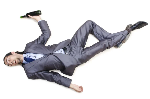 Пьяный бизнесмен на полу — стоковое фото