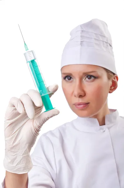Kvinna läkare med spruta på vit — Stockfoto