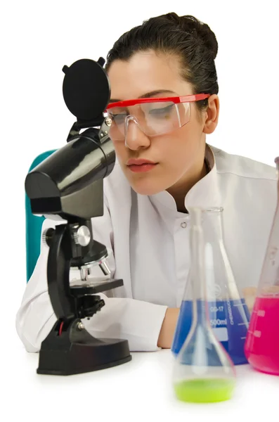 Chemikerin im Atelier auf Weiß — Stockfoto