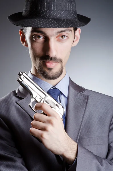 Επιχειρηματίας άνθρωπος με πυροβόλο όπλο χεριών — Φωτογραφία Αρχείου