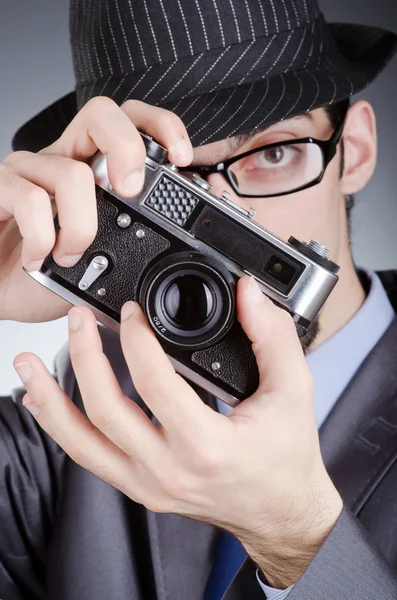 Fotograf Mann mit Oldtimer-Kamera — Stockfoto