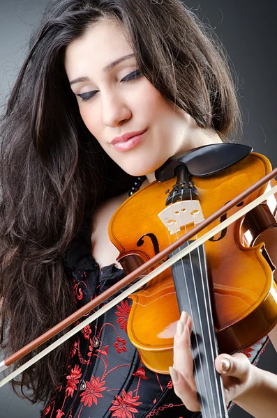 Kvinnliga violin spelare mot bakgrund — Stockfoto
