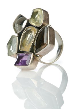 Mücevher yüzüğü beyazda izole edilmiş.