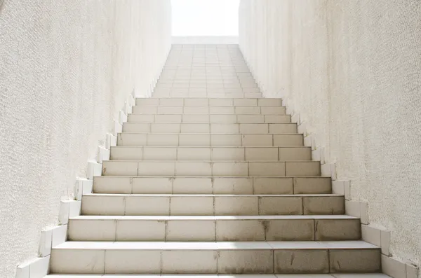 Långa trappor med många steg — Stockfoto