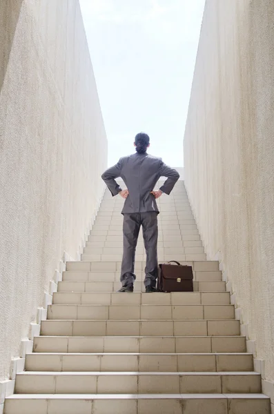 Üzletember, a lépcsőn az üzleti koncepció — Stock Fotó
