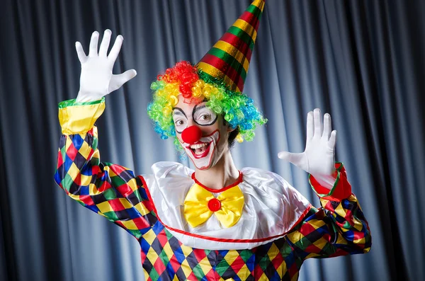 Grappige clown in studio schieten — Stockfoto