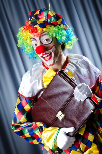 Клоун с деловым портфелем — стоковое фото