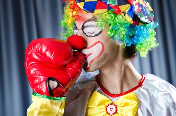 Клоун в боксёрских перчатках — стоковое фото