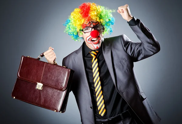 Biznesmen farbą perukę i twarzy klauna — Zdjęcie stockowe