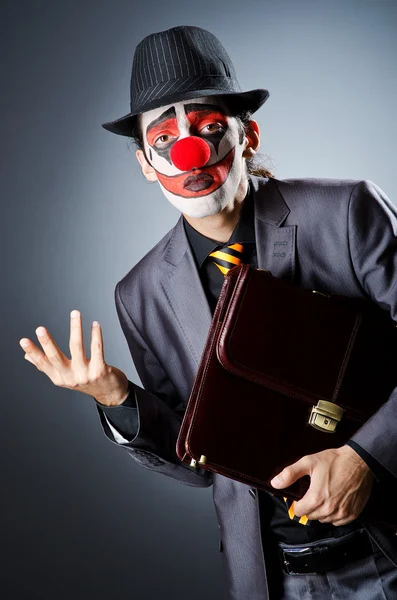 Geschäftsmann mit Clownsperücke und Kinderschminke — Stockfoto