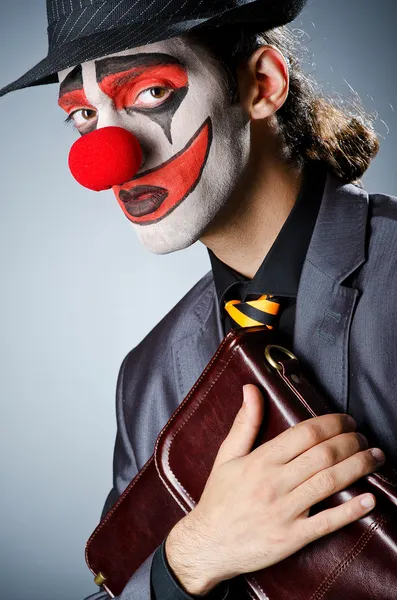 Uomo d'affari con parrucca clown e vernice viso — Foto Stock