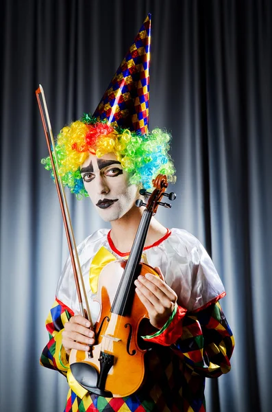 Клоун играет на скрипке — стоковое фото