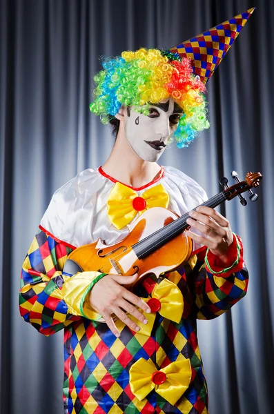Bohóc a hegedűn játszik — Stock Fotó
