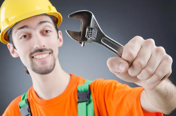 Mann mit Schraubenschlüssel im Atelier — Stockfoto