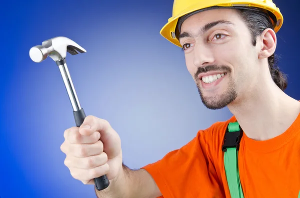 Mann mit Hammer im Atelier — Stockfoto