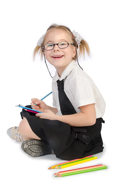 Kleines Mädchen schreibt mit Bleistiften — Stockfoto