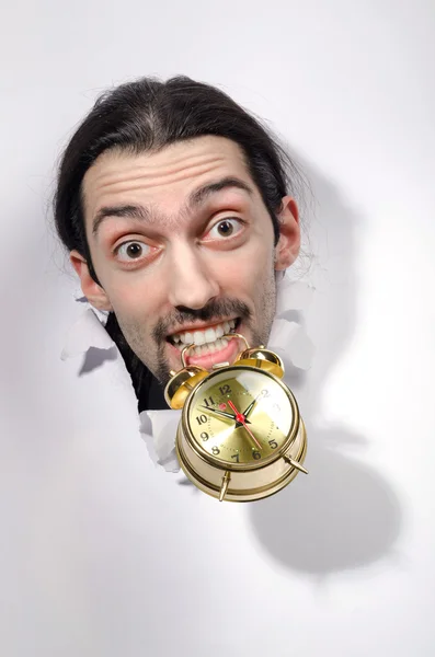 Άνθρωπος με ρολόι μέσα από την τρύπα στο χαρτί — Φωτογραφία Αρχείου