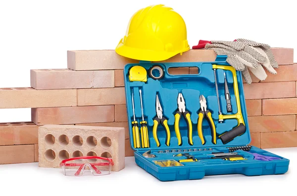 Concetto di costruzione con casco e toolkit — Foto Stock