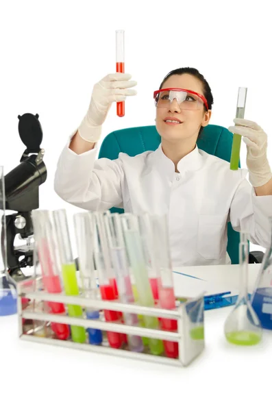 Química feminina em estúdio sobre branco — Fotografia de Stock