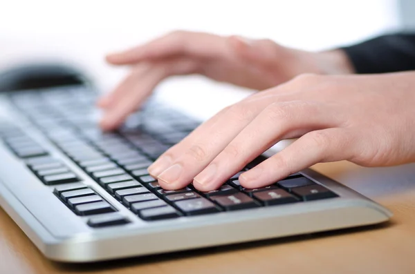 Mãos digitando no teclado — Fotografia de Stock
