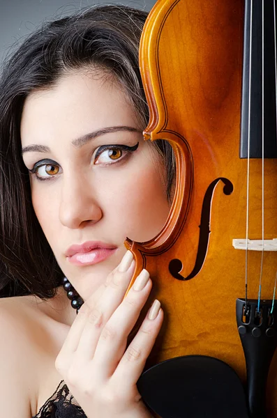 Kvinnliga violin spelare mot bakgrund — Stockfoto