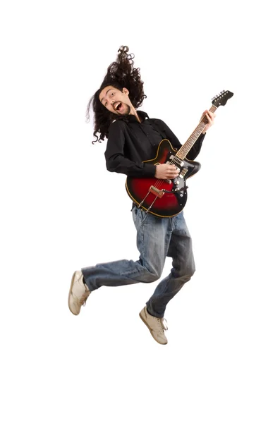 Молодой человек играет на гитаре на белом — стоковое фото