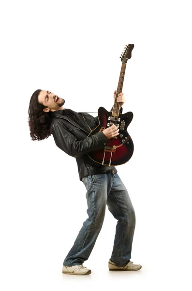 Giovane uomo che suona la chitarra su bianco — Foto Stock