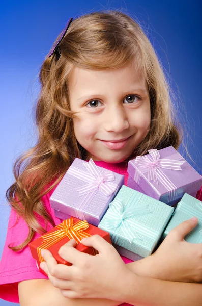 Kislány a giftboxes — Stock Fotó