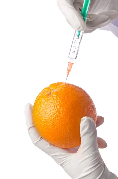 Bilim deneme portakal ve şırınga ile — Stok fotoğraf
