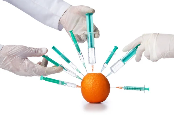 Bilim deneme portakal ve şırınga ile — Stok fotoğraf