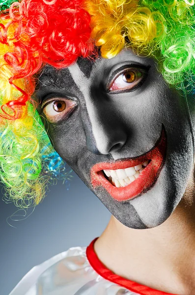 Смешной клоун в студии — стоковое фото