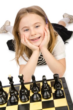 Beyaz satranç oynarken sevimli kız