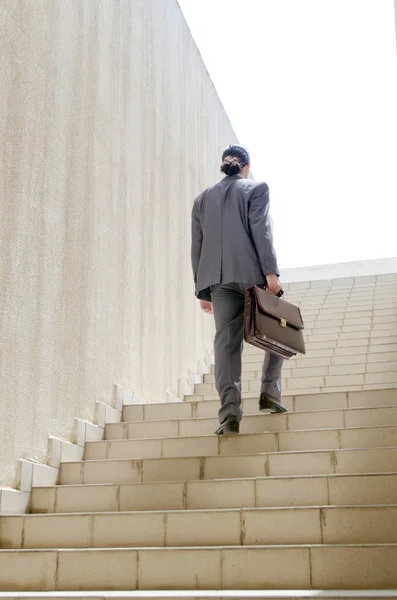 Бизнесмен с лестницей в бизнес-концепции — стоковое фото