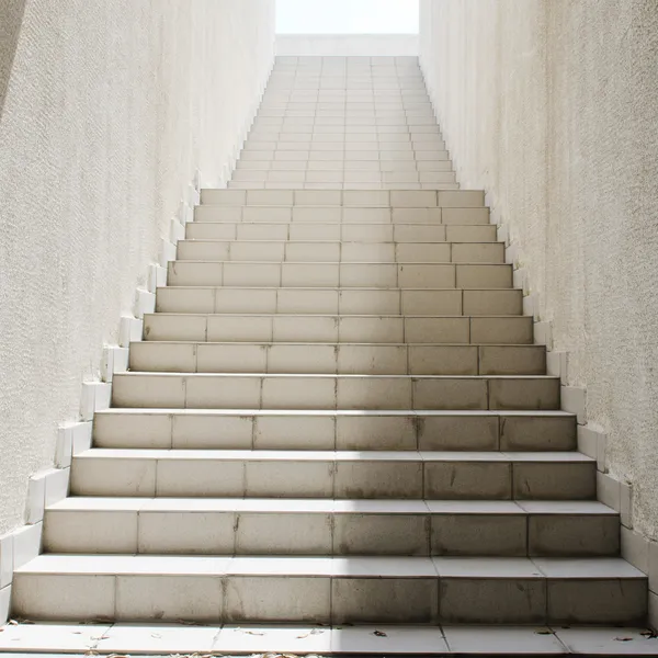 Escaliers longs avec de nombreuses marches — Photo