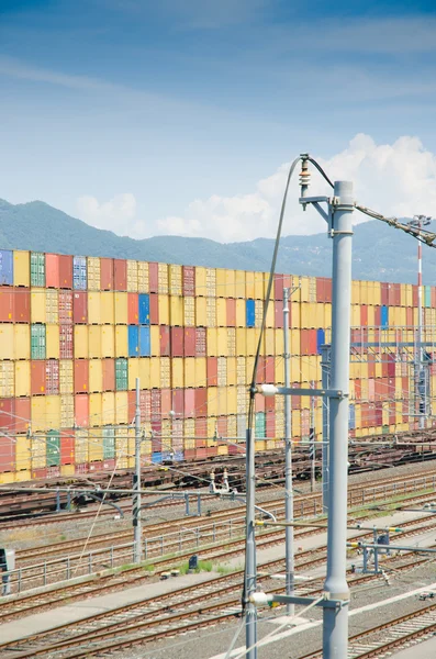 Стеки контейнерів у порту завантаження — стокове фото