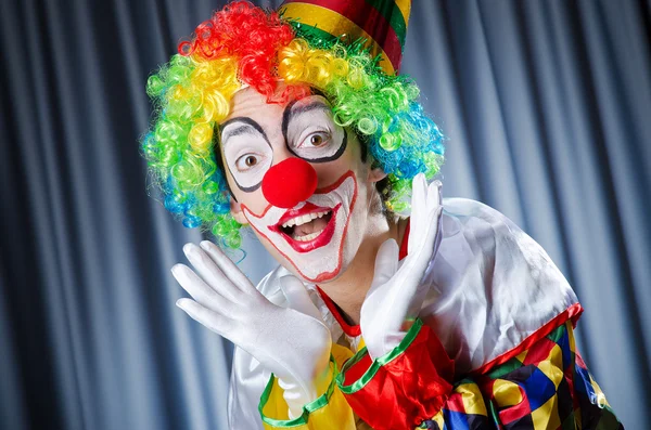 Vtipný klaun ve studiu natáčení — Stock fotografie