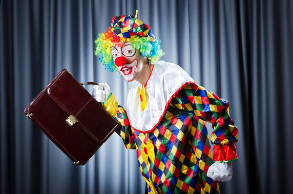 Clown mit Business-Aktentasche — Stockfoto
