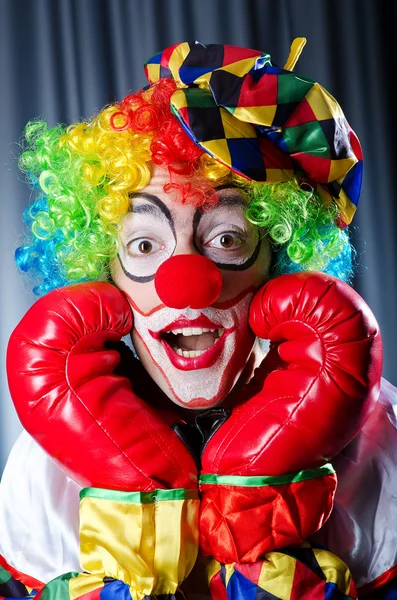 Клоун з боксерськими рукавичками — стокове фото