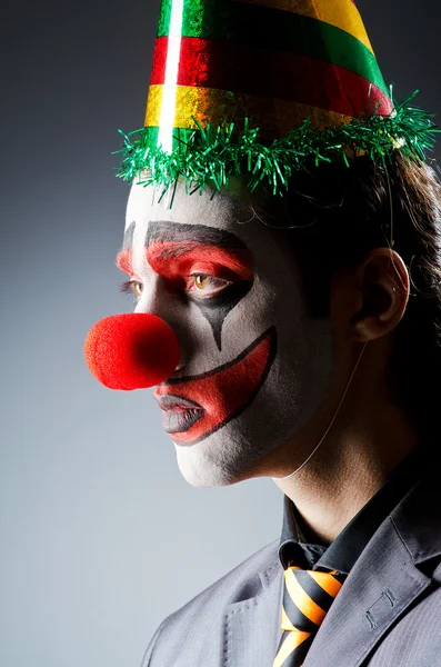 Homme d'affaires avec perruque de clown et peinture de visage — Photo