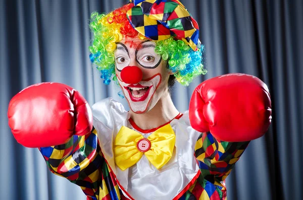 Clown met bokshandschoenen — Stockfoto